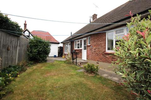 2 bedroom detached bungalow to rent, Broadlawn, Leigh-on-Sea SS9