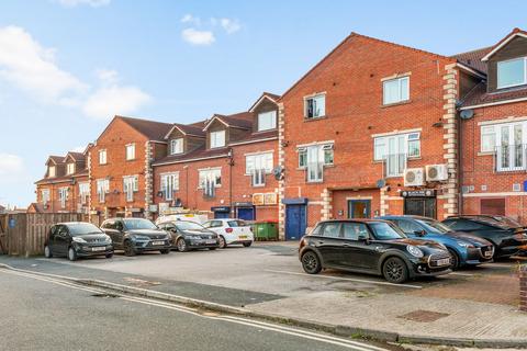 2 bedroom maisonette to rent, Hunters Way, Leeds LS15