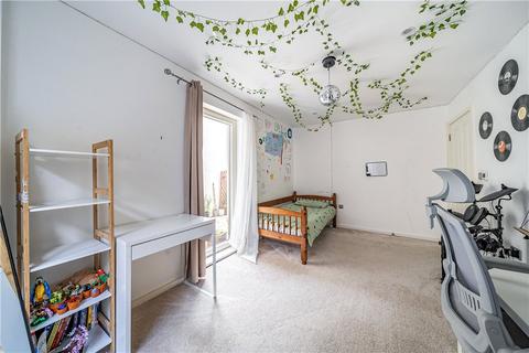 3 bedroom apartment for sale, Loxford Gardens, London