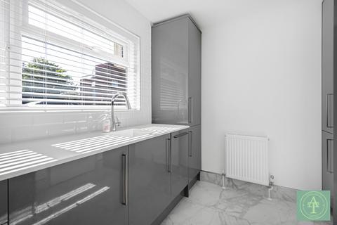 2 bedroom flat for sale, Grange Gardens, London, N14