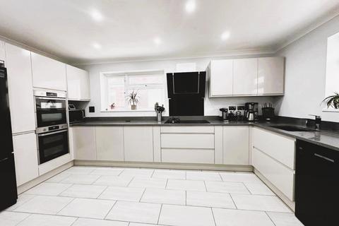 4 bedroom semi-detached house for sale, Ringwood Close, Rainham,