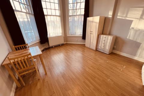 Studio to rent, Queens Avenue, London N10