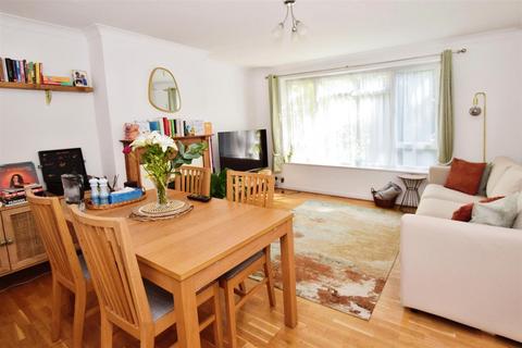 2 bedroom flat to rent, Holden Road, Woodside Park