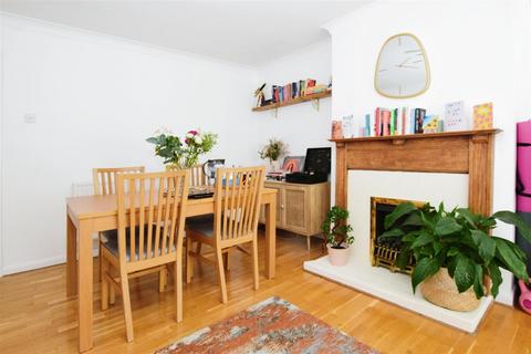 2 bedroom flat to rent, Holden Road, Woodside Park