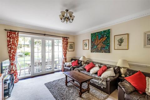7 Mayfield, Leatherhead, KT22 8RS