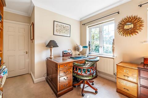 7 Mayfield, Leatherhead, KT22 8RS
