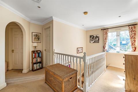 7 Mayfield, Leatherhead, KT22 8RS