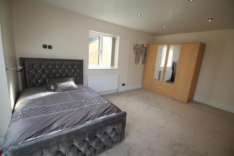 1 bedroom in a house share to rent, Coniston Grove, Heaton, Bradford