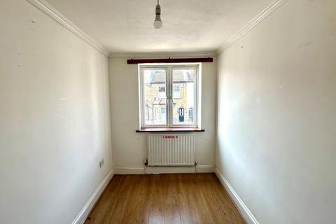 2 bedroom flat for sale, Flat 4, 70 Bungalow Road, South Norwood, London, SE25 6JZ