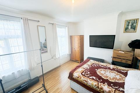 3 bedroom terraced house for sale, Cann Hall Road, London, E11