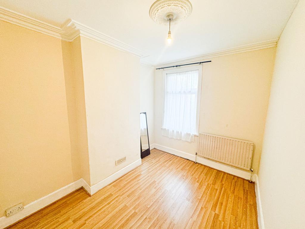 325 Cann Hall Road E11