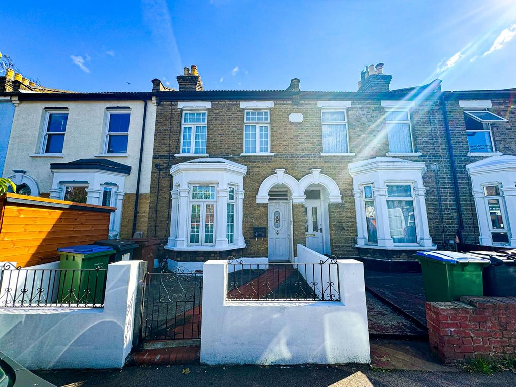 325 Cann Hall Road E11