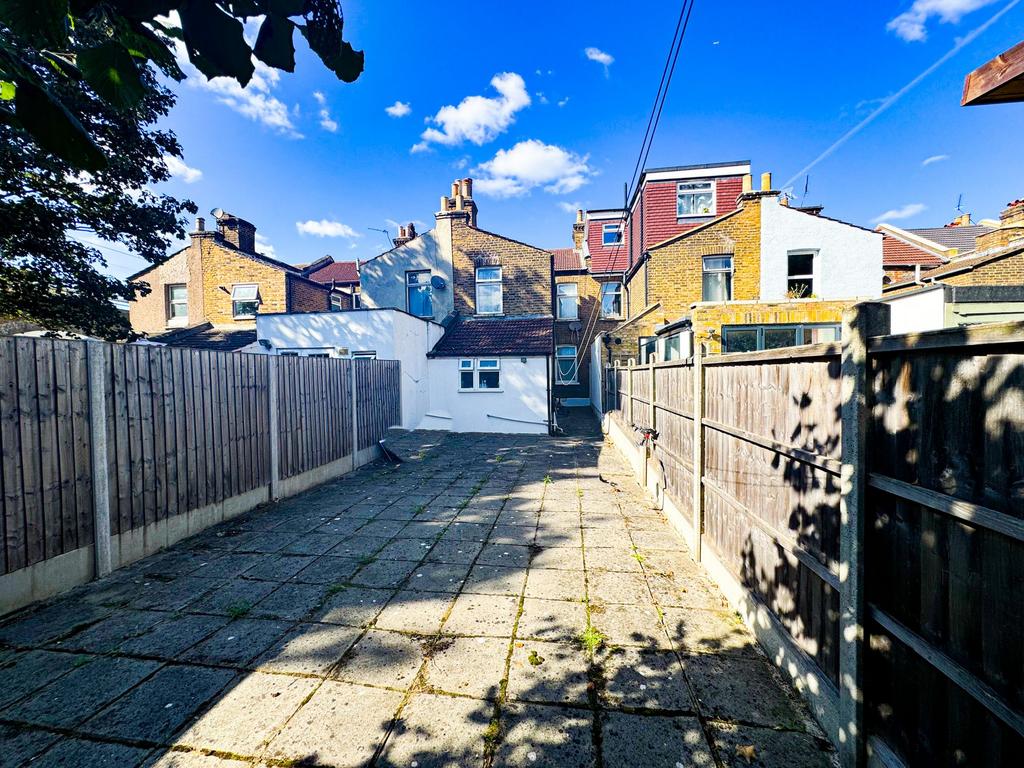 325 Cann Hall Road E11