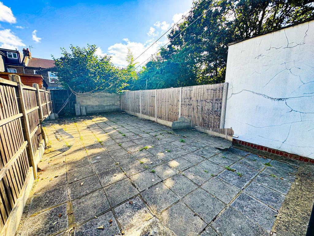 325 Cann Hall Road E11