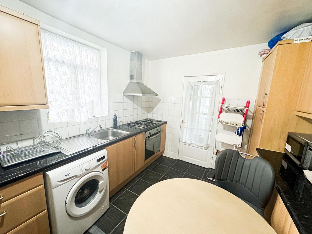 325 Cann Hall Road E11