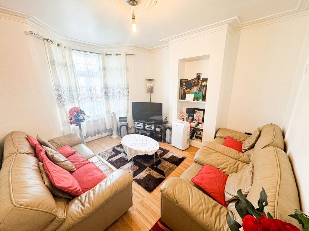 325 Cann Hall Road E11