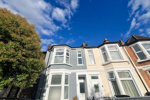 5 bedroom end of terrace house to rent, Melville Road, London, E17