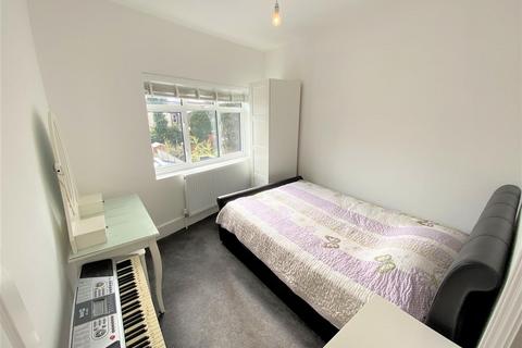 2 bedroom house to rent, Queens Avenue, London, IG8