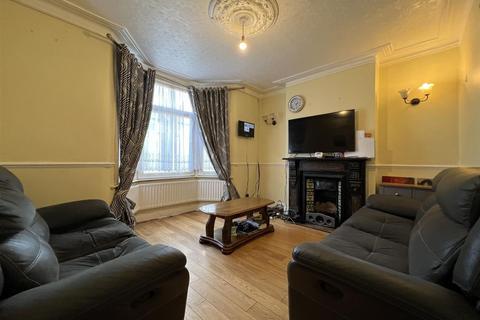 4 bedroom terraced house to rent, Cobham Road, Ilford, IG3