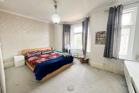 4 bedroom terraced house to rent, Sixth Avenue, London, E12