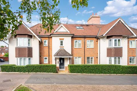 2 bedroom flat to rent, Poplar Road, Hinchley Wood, Esher, KT10