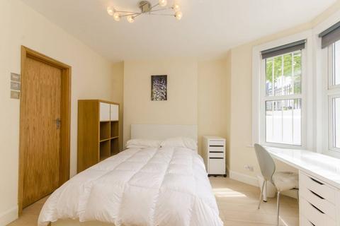 2 bedroom flat to rent, Earls Court Gardens, Earls Court, London, SW5