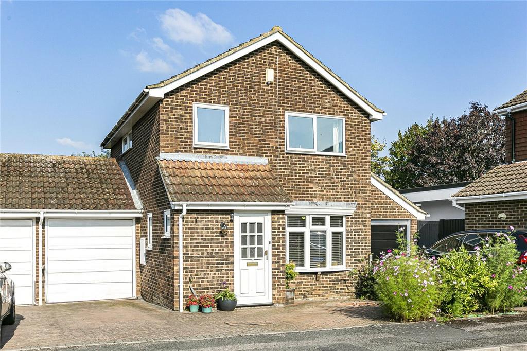 Girons Close, Hertfordshire SG4 3 bed link detached house for sale £665,000