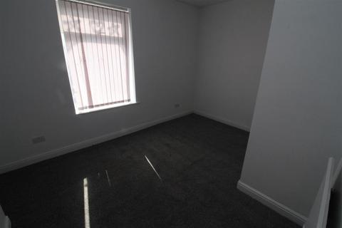 2 bedroom terraced house to rent, Poolbank Road, Middleton M24