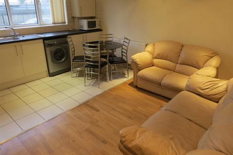 3 bedroom apartment to rent, Litcham Close, Manchester