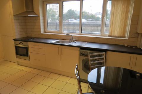 3 bedroom apartment to rent, Litcham Close, Manchester