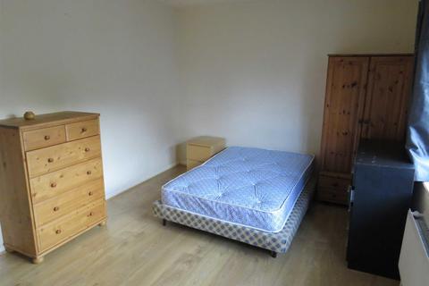 3 bedroom apartment to rent, Litcham Close, Manchester