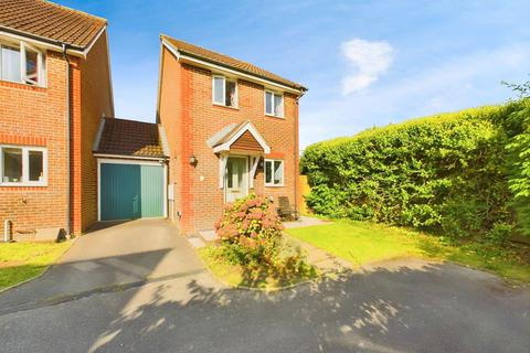 2 bedroom detached house for sale, Nightingales Close, Horsham RH13