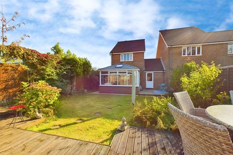 undefined, Nightingales Close, Horsham RH13
