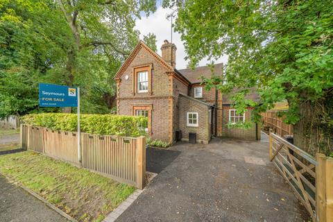 3 bedroom house for sale, Old Woking Road, West Byfleet KT14