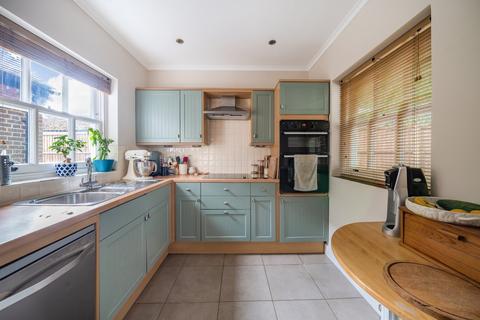 3 bedroom house for sale, Old Woking Road, West Byfleet KT14