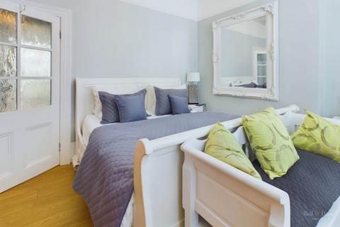 2 bedroom flat for sale, Chiswick Place, Eastbourne