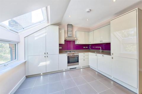 2 bedroom flat to rent, Leathwaite Road, London