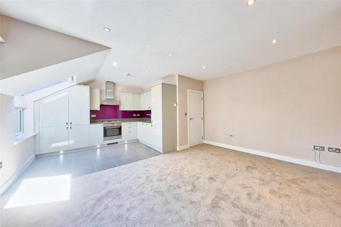 2 bedroom flat to rent, Leathwaite Road, London