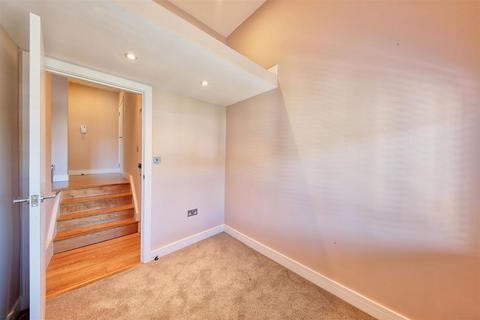 2 bedroom flat to rent, Leathwaite Road, London