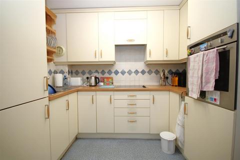 2 bedroom flat for sale, Francis Court, Worplesdon Road, Guildford