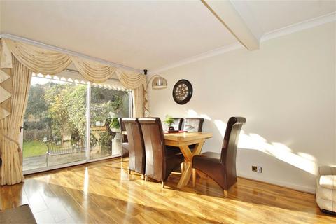 4 bedroom detached house to rent, Long Lane, Bexleyheath, Kent, DA7