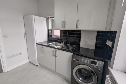 3 bedroom flat to rent, High Road, Willesden, London NW10