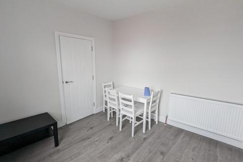 3 bedroom flat to rent, High Road, Willesden, London NW10