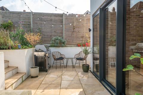 41 Cornfield Road, Reigate, RH2 7HF