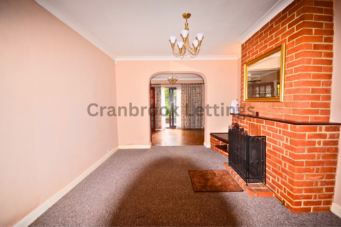 3 bedroom terraced house to rent, Caterham Avenue, IG5