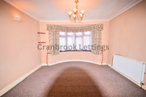 3 bedroom terraced house to rent, Caterham Avenue, IG5