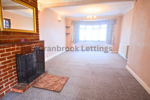 3 bedroom terraced house to rent, Caterham Avenue, IG5