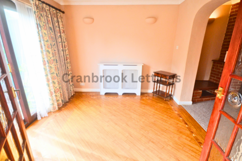 3 bedroom terraced house to rent, Caterham Avenue, IG5