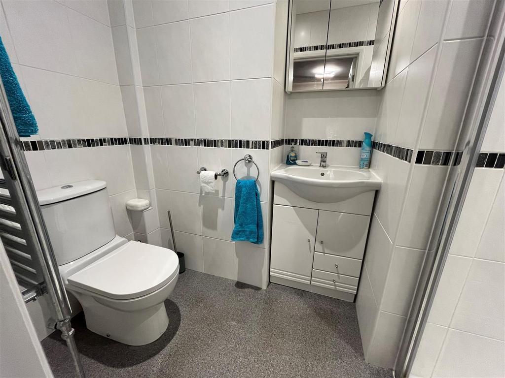 B ensuite.jpg
