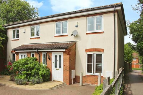 3 bedroom house to rent, Stuart Drive, Hitchin SG4